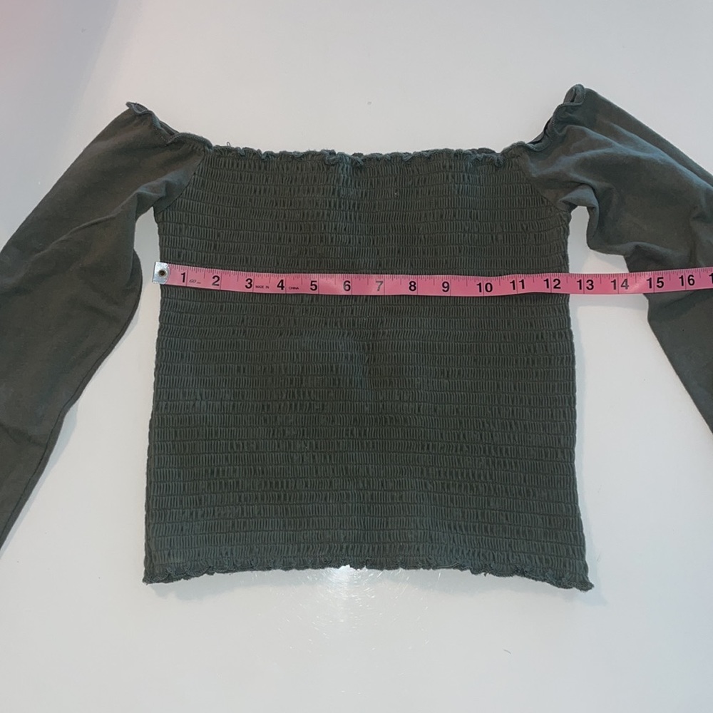 Hollister Smocked Off The Shoulder Long Sleeve Crop Top - Picture 6 of 8